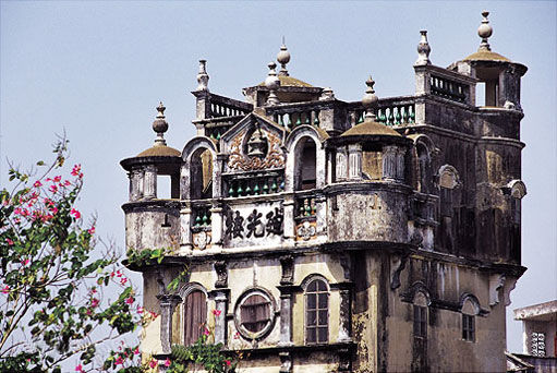 早上享用丰富自助早餐,指定时间集中退房,后前往【碉庄】(参观时间约2小时)碉庄位于广东省开平市塘口镇强亚村(自力村旁),是一个集碉楼、骑楼等文化的综合体;离开阳高速塘口出口10分钟。景区内增加中国风3D画展(约60幅)、老北京天桥绝技表演及七彩花田。【粮票】是20世纪中后期的重要流通票证。开平碉庄旅游景区内有全国各地的粮票,这个伴随了我们三十年的东西,现在已经很少看到了,它已经成为了一种收藏品,被放进了纪念册里。在碉庄,你仿佛置身于粮票收藏馆里。 【3D立体画展】是一种新颖的互动性展览,不仅可以看,还可以
